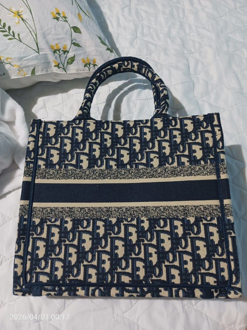 Christian Dior (Category: Luxury Bags & Wallets) located in San Fernando. Submitted by belladeguzman (Listing ID 1431142440, Image 3). Description: 1thousand pesos only used like new medium size very 👍 nice.