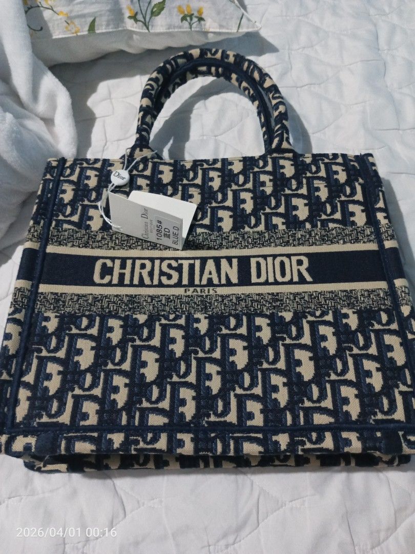 Christian Dior (Category: Luxury Bags & Wallets) located in San Fernando. Submitted by belladeguzman (Listing ID 1431142440, Image 2). Description: 1thousand pesos only used like new medium size very 👍 nice.