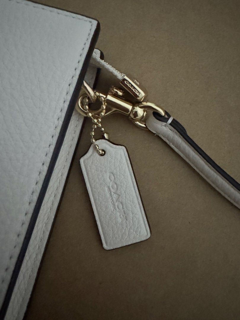 COASH slim crossbody bag (Category: Luxury Bags & Wallets) located in San Fernando. Submitted by ThrifinityandBeyond (Listing ID 1431136676, Image 3). Description: original from 🇺🇸 $310 cad on tag no flaws with box, and cards. complete inclusions.