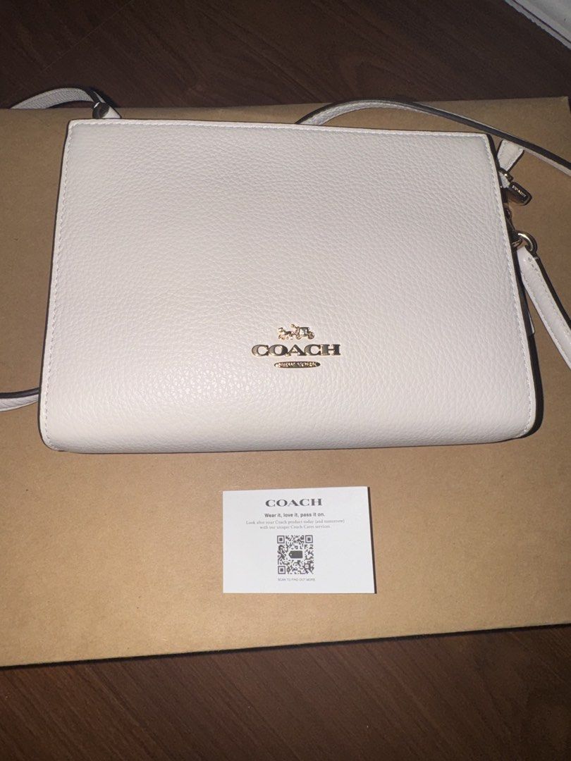 COASH slim crossbody bag (Category: Luxury Bags & Wallets) located in San Fernando. Submitted by ThrifinityandBeyond (Listing ID 1431136676, Image 2). Description: original from 🇺🇸 $310 cad on tag no flaws with box, and cards. complete inclusions.