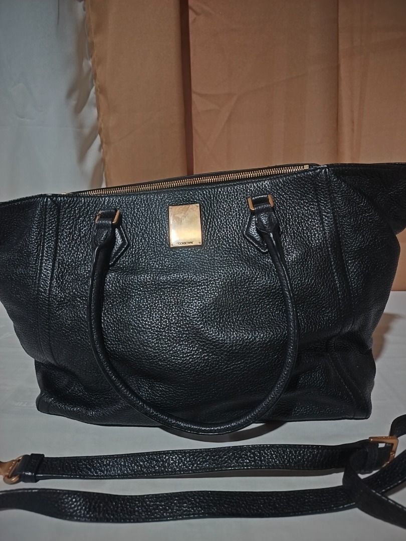 Couronne Black Leather Handbag (Category: Luxury Bags & Wallets) located in Marilao. Submitted by paadd (Listing ID 1431018307, Image 1). Description: Couronne Handbag Black pebbled leather Good condition Price: 1000 Dual top handles with gold-tone hardware Comes with detachable adjustable crossbody strap Buyer shoulders the shipping fee Meet-up available for sure buyers only SM Marilao foodcourt.