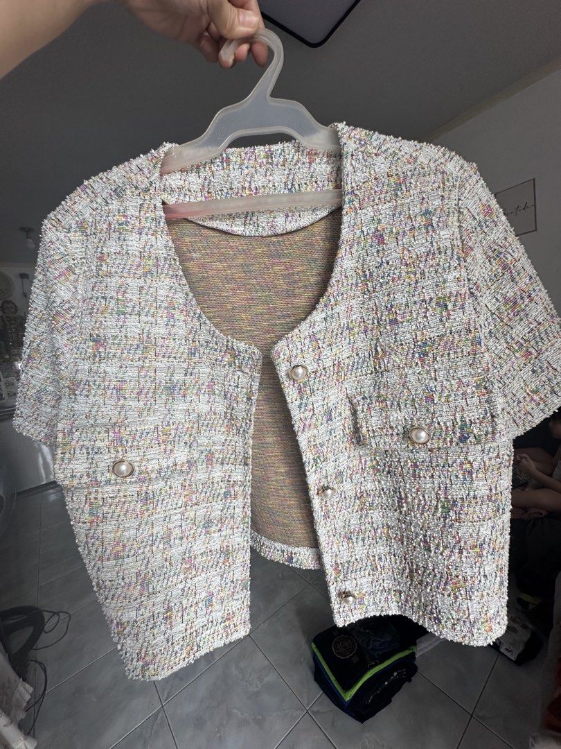 Dazy Tweed Short Sleeve Blouse (Category: Blouses) located in Quezon City. Submitted by mihoho13 (Listing ID 1431019760, Image 3). Description: Fits M-L.