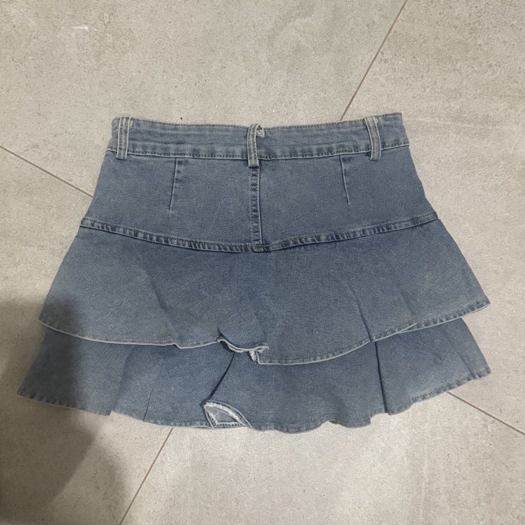 Denim skirt skorts (Category: Skirts) located in Makati City. Submitted by allure_there (Listing ID 1431053630, Image 3). Description: Fits 23-25 Dm to purchase J&t courier Gcash or maribank mop.