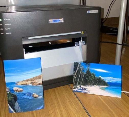 DNP DS-RX1HS Photo Printer (For Photobooth) (Category: Printers, Scanners & Copiers) located in Manila. Submitted by geraldinec73946 (Listing ID 1431155755, Image 1). Description: Selling PRINTER DNP DS- RX1HS(used only once). One roll allows you to make 700 prints in 4×6″ format. In addition, the set contains two coloring foils. It comes with 1 Roll (used) remaining of 660 prints. Rfs: Another business .