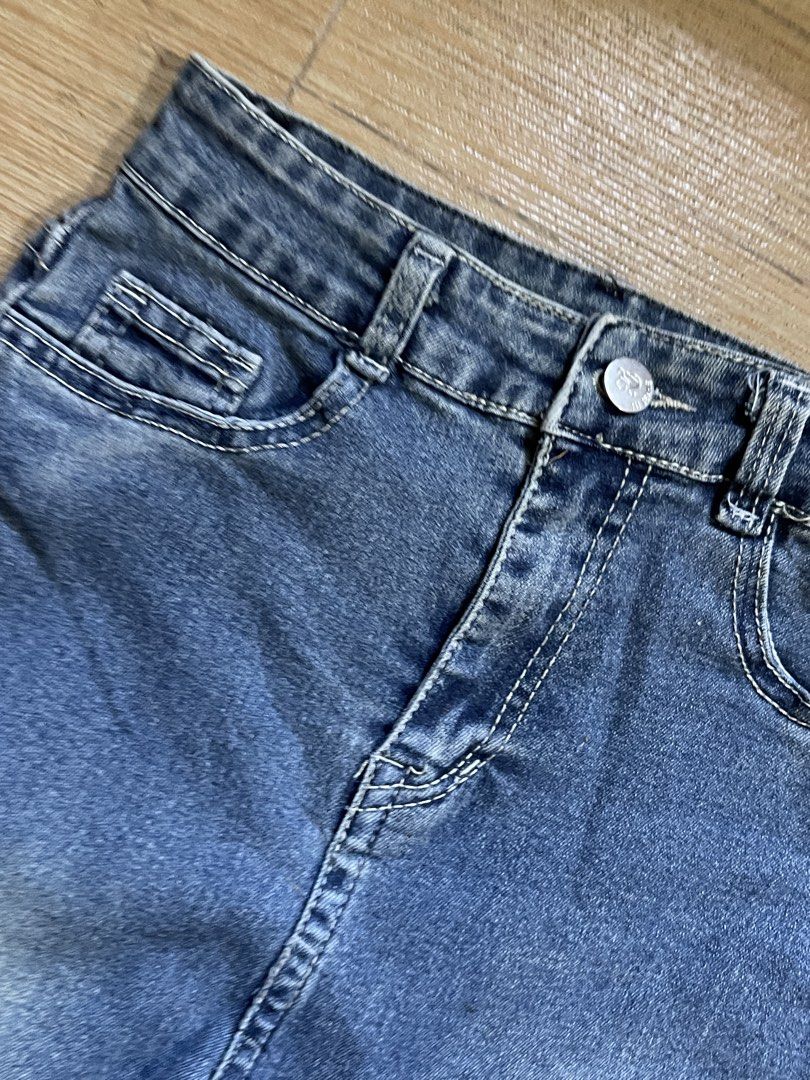 DENIM FLARED JEANS — chic casual fit (Category: Jeans) located in Davao. Submitted by geminize (Listing ID 1430986637, Image 3). Description: READ DESCRIPTION BEFORE PURCHASING (.IÍ.) — Brand: (N/A) — Type: High Waist Flared Jeans — Color: Denim Blue — size: S - fits 23-25- best fits 24 — 9/10 minimal flaws — barely used — price negotiable — rfs: decluttering + need funds — MOP: Gcash Only! → Pay for: item + sf (shipping fee) → MOD: directj&t / s