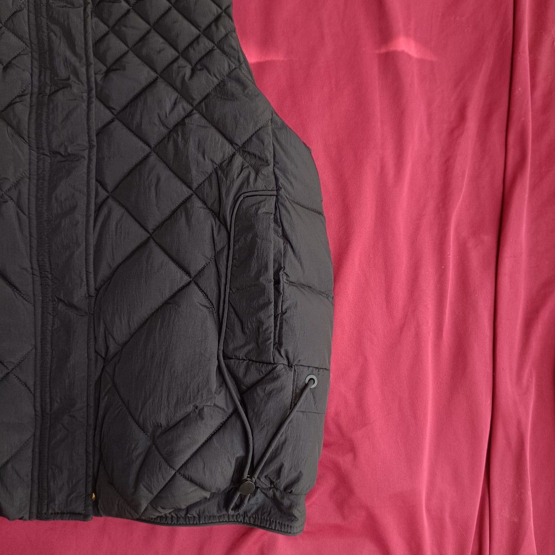 Classic Winter Black Quilted Puffer Vest Jacket (Category: Coats, Jackets and Outerwear) located in Puerto Princesa. Submitted by chi_thriftz (Listing ID 1431090572, Image 3). Description: DM me if you want to buy/inquire. 🌵🫶 (Few things to keep in mind) - item is thrifted - item need wash before use - Check the photos for measurements and references.