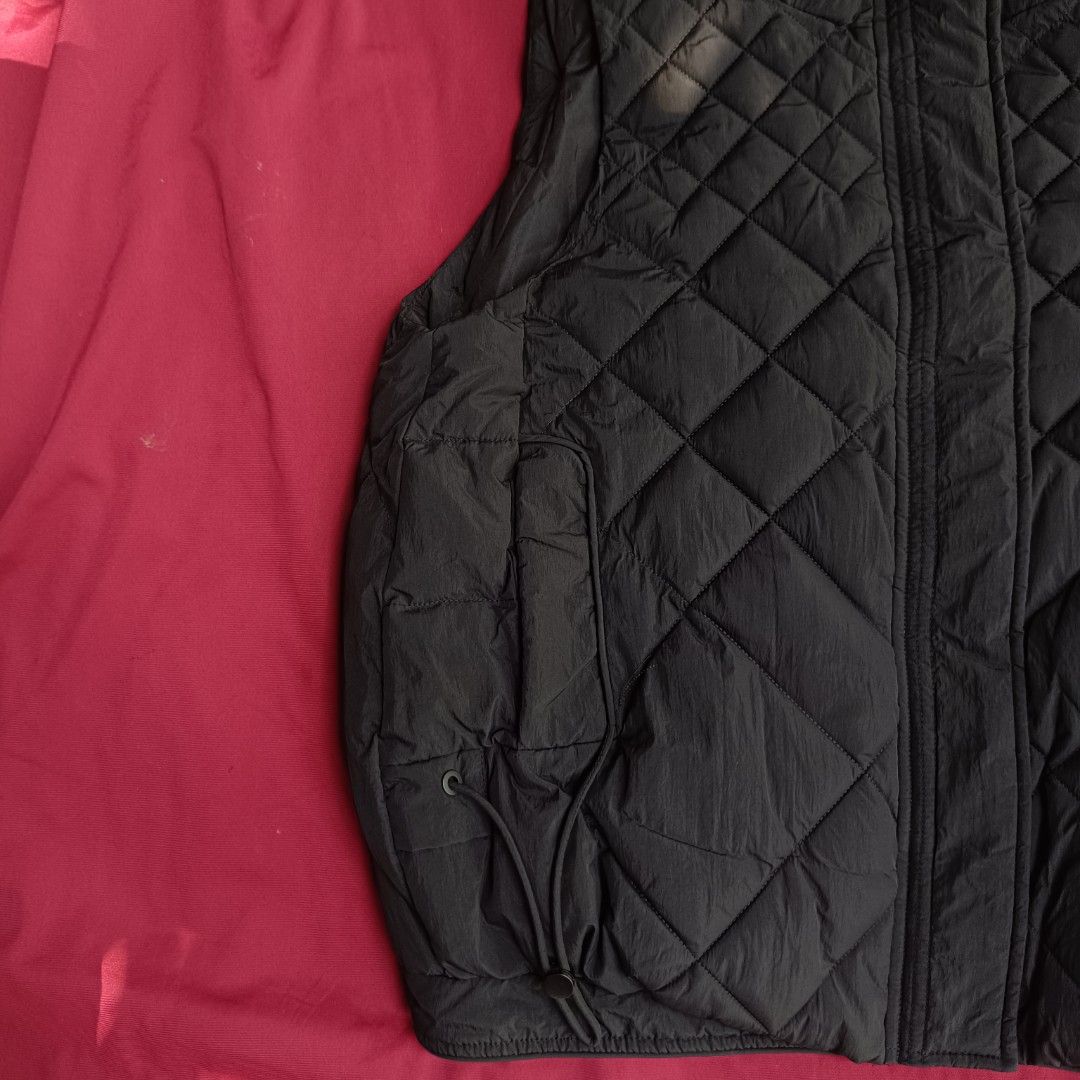 Classic Winter Black Quilted Puffer Vest Jacket (Category: Coats, Jackets and Outerwear) located in Puerto Princesa. Submitted by chi_thriftz (Listing ID 1431090572, Image 2). Description: DM me if you want to buy/inquire. 🌵🫶 (Few things to keep in mind) - item is thrifted - item need wash before use - Check the photos for measurements and references.