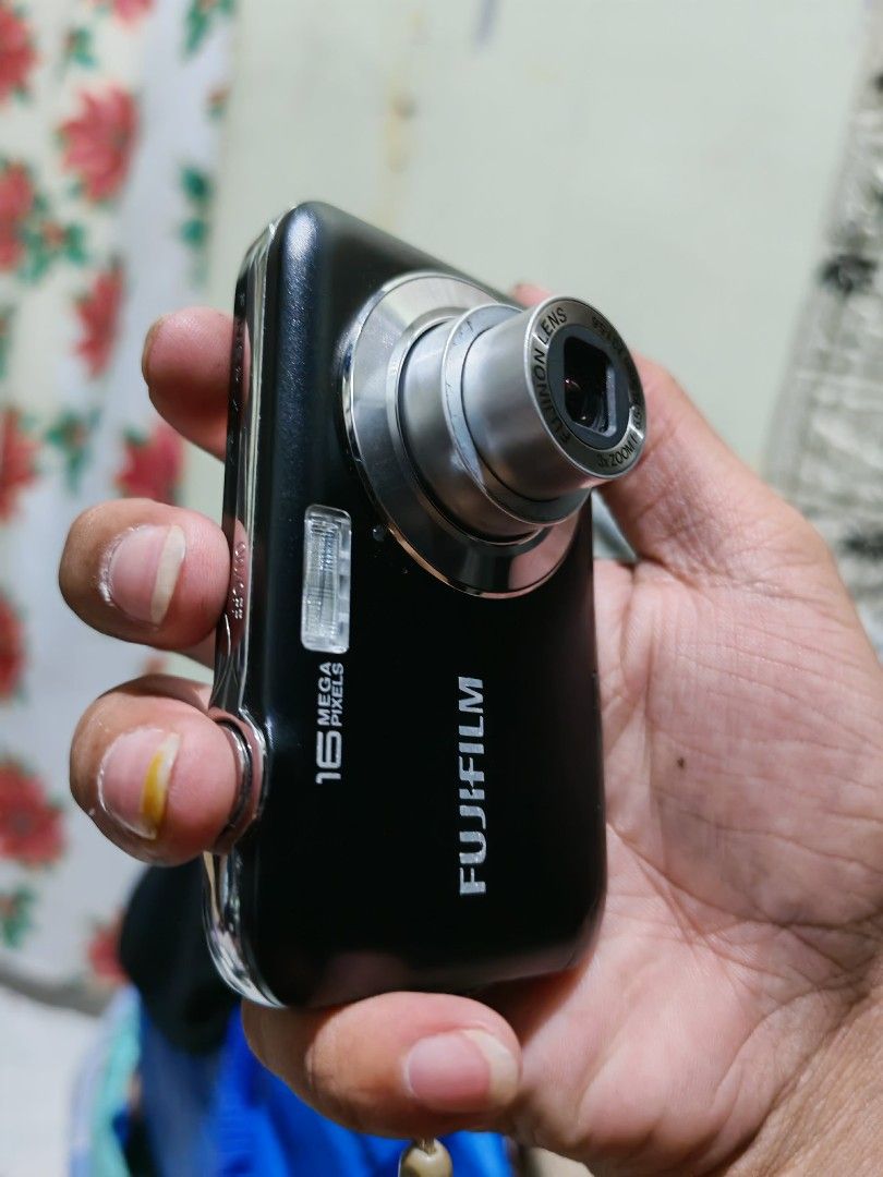 Fujifilm Digital Camera 16MP (Category: Cameras) located in Daet. Submitted by jemotovlog28 (Listing ID 1431085677, Image 3). Description: Yung mgaay circle na buttons sa second photo hindi gumagana🥲 Makinis pa yun lang issue. pm for sample shots..