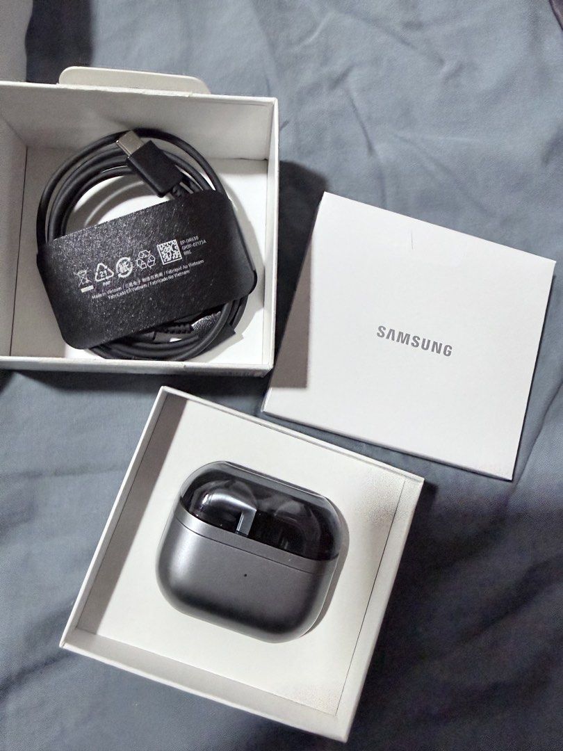 Galaxy Buds 3 (Category: Earphones) located in Manila. Submitted by polaignacio (Listing ID 1431001809, Image 3). Description: Original Galaxy Buds 3 Color: Silver Used once only to test.