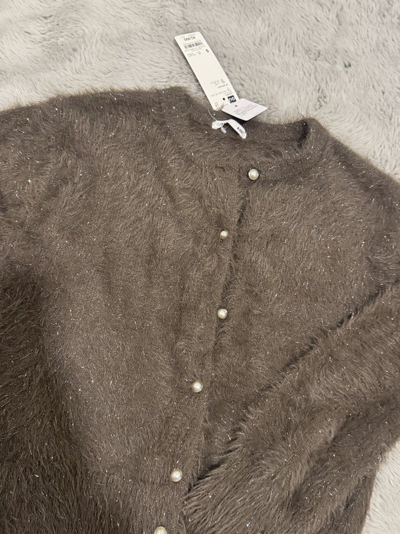 GU Pearl Button Cardigan (Category: Coats, Jackets and Outerwear) located in Manila. Submitted by thepixieposse (Listing ID 1431014543, Image 1). Description: Brand new with tag from japan.