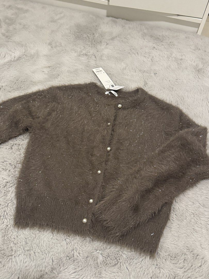GU Pearl Button Cardigan (Category: Coats, Jackets and Outerwear) located in Manila. Submitted by thepixieposse (Listing ID 1431014543, Image 2). Description: Brand new with tag from japan.
