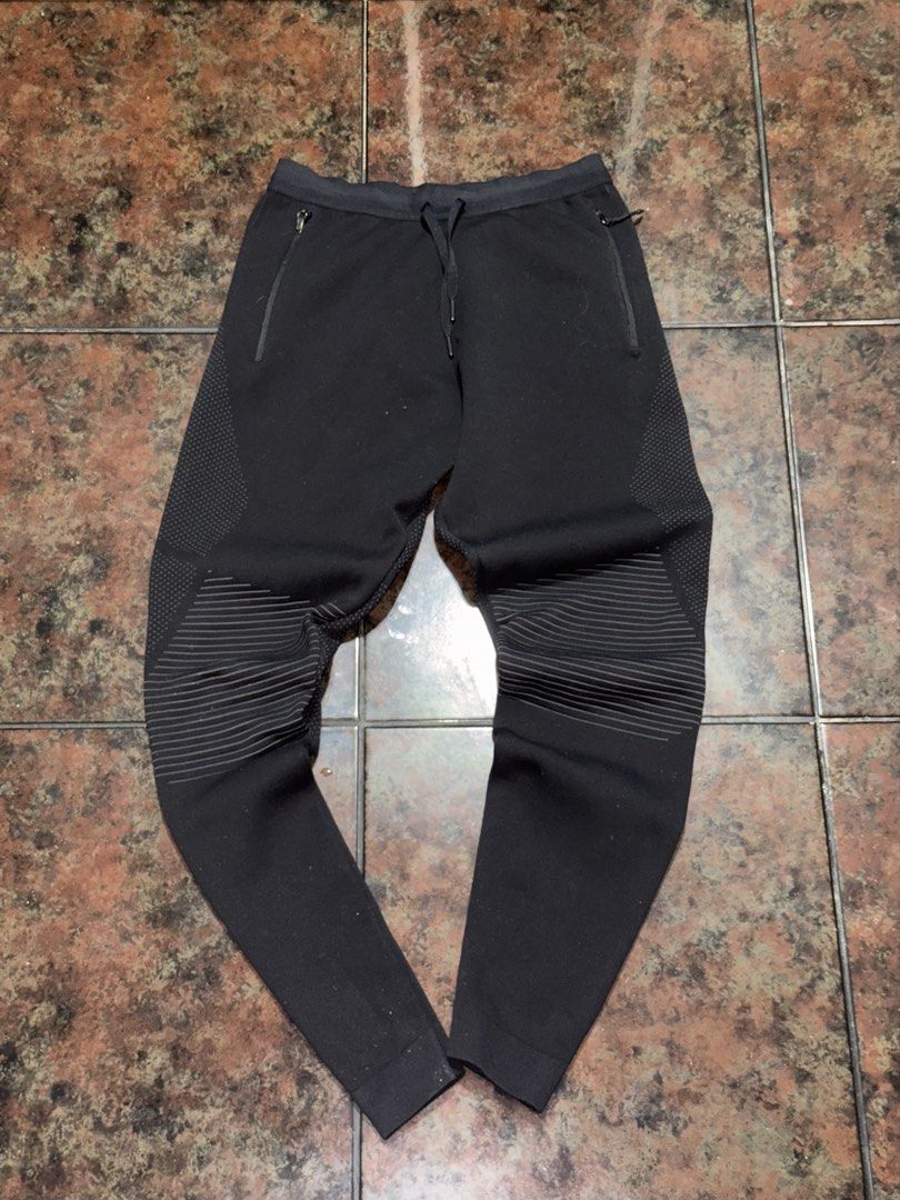 Gymshark Seamless Tights/Joggers (Category: Activewear) located in Mandaluyong City. Submitted by markqzn2 (Listing ID 1431130348, Image 1). Description: Gymshark Seamless Tights Joggers with zipper pockets Size Small Color Black.