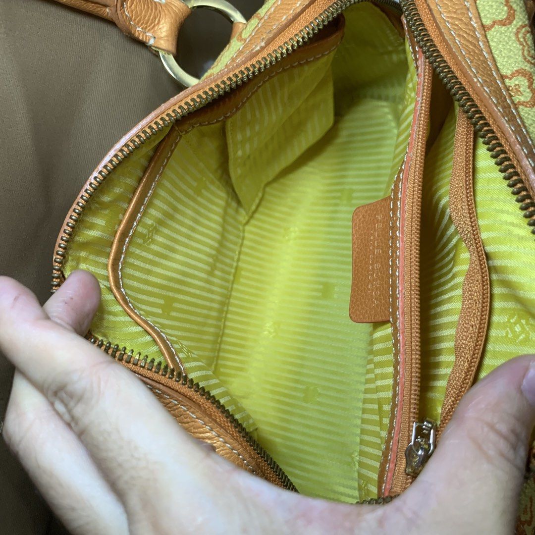 Handbag or Shoulder Bag (Category: Luxury Bags & Wallets) located in Manila. Submitted by jama_20 (Listing ID 1431162525, Image 3). Description: .