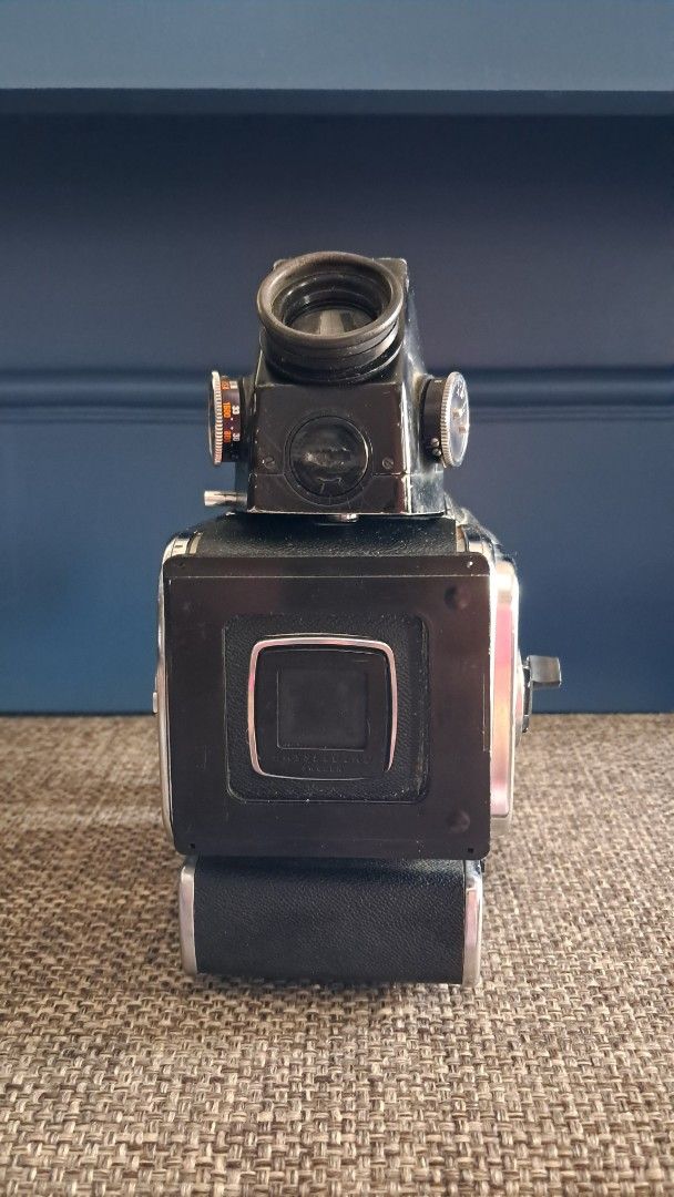Hasselblad 500 El/M (Category: Cameras) located in Santa Rosa. Submitted by majanice (Listing ID 1431016384, Image 2). Description: Hasselblad EL/M carlzeiss 150mm eye level viewfinder condition working.