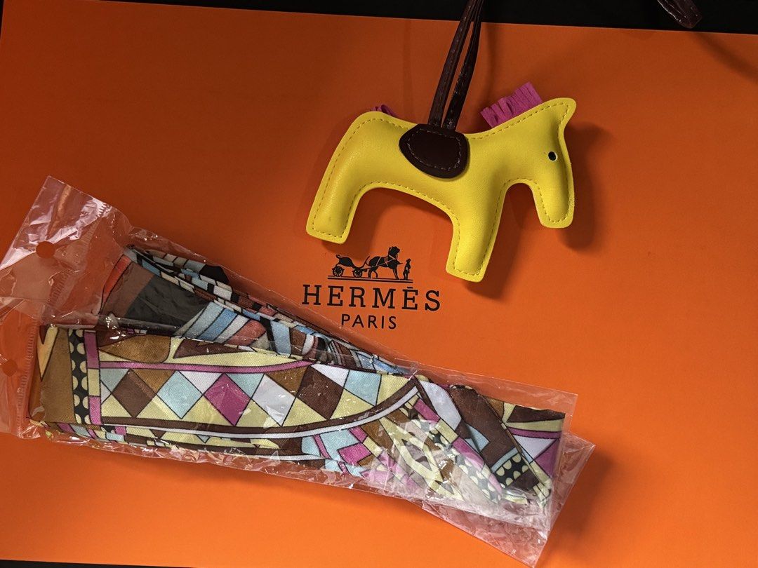 Hermès Birkin 25 Khaki (Category: Luxury Bags & Wallets) located in Quezon City. Submitted by sweetcorn03 (Listing ID 1431068352, Image 2). Description: Hermès Birkin 25 Khaki Togo Leather With box and gift bag/paper bag With twilly and rodeo With lock and key Color Khaki With dust bag and care card With strap Used twice only, quality bag with lots of inclusions. Free delivery within metro manila.