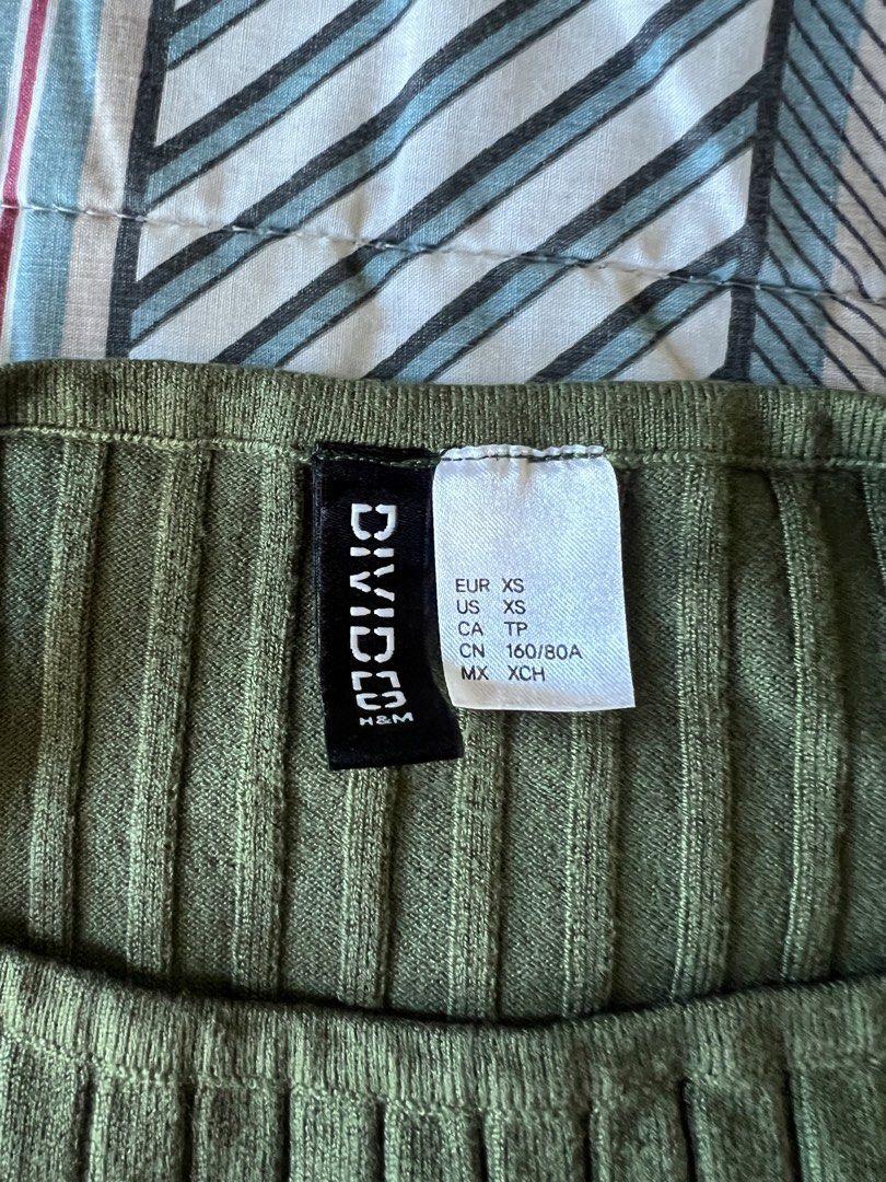 H&M Divided Ribbed Tank Top - XS (Category: Sleeveless) located in Makati City. Submitted by sisijava13 (Listing ID 1431035632, Image 2). Description: .
