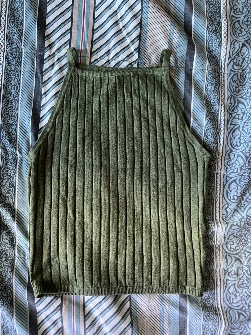 H&M Divided Ribbed Tank Top - XS (Category: Sleeveless) located in Makati City. Submitted by sisijava13 (Listing ID 1431035632, Image 1). Description: .