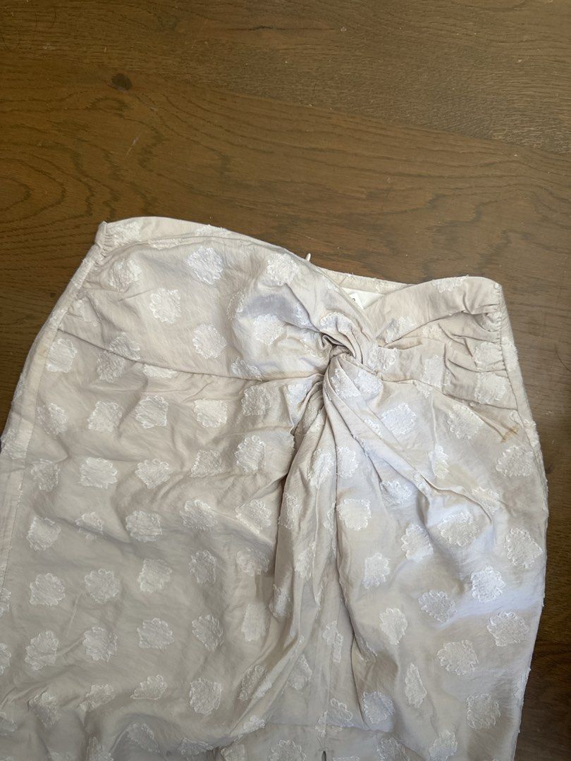 H&M White Floral Midi Skirt (Category: Skirts) located in Davao. Submitted by therealtrader8 (Listing ID 1431008588, Image 2). Description: .