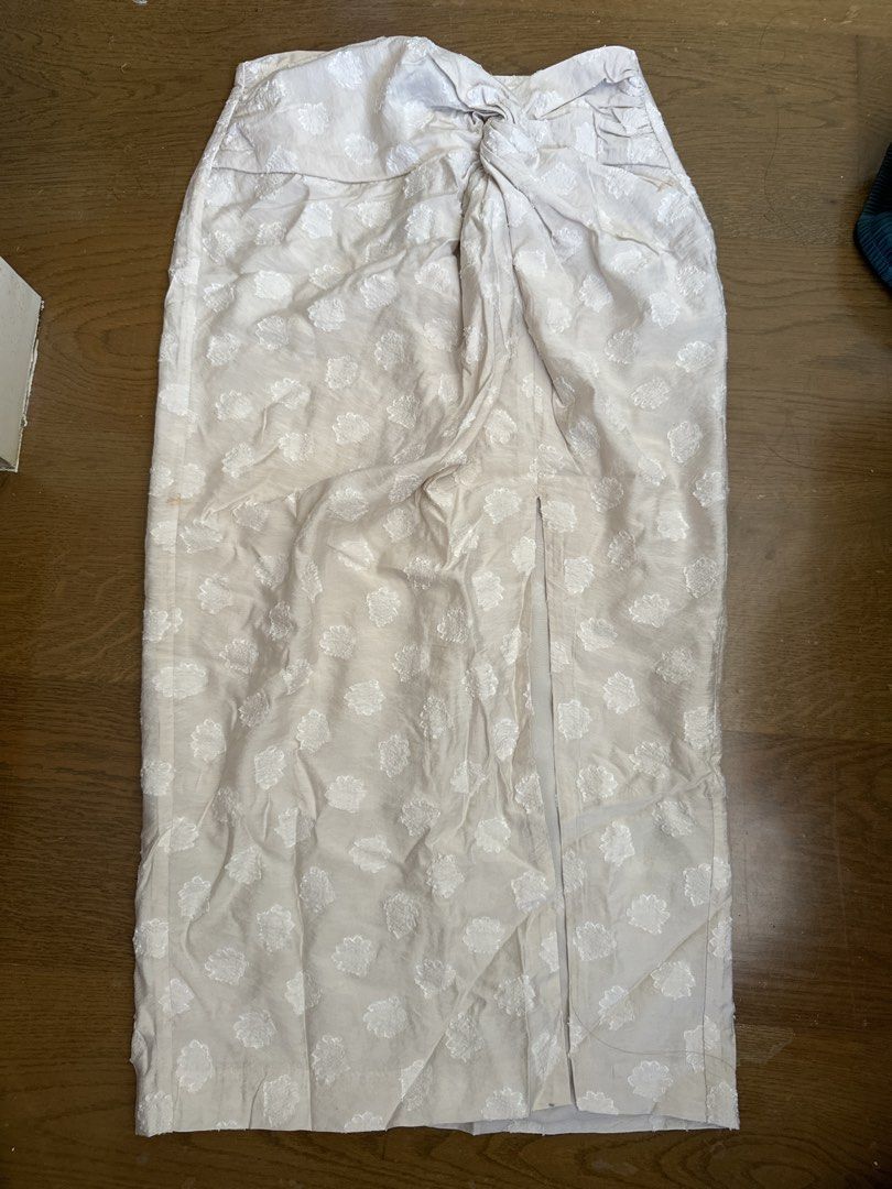 H&M White Floral Midi Skirt (Category: Skirts) located in Davao. Submitted by therealtrader8 (Listing ID 1431008588, Image 1). Description: .