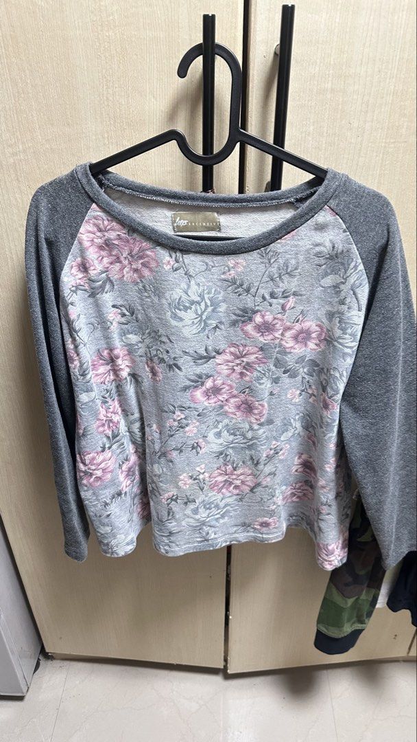 HTP Clothing Sweater Longsleeves (Category: Longsleeves) located in Valenzuela. Submitted by jam0816 (Listing ID 1431173071, Image 3). Description: 👙 Fits M to L ❄️ Pang Baguio weather or casual office wear .