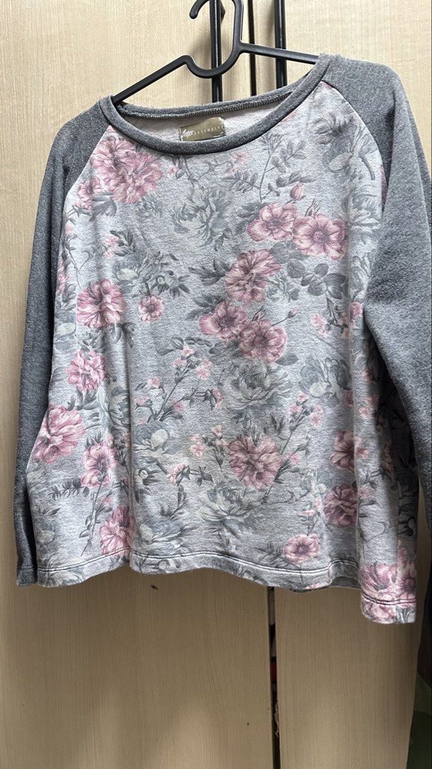 HTP Clothing Sweater Longsleeves (Category: Longsleeves) located in Valenzuela. Submitted by jam0816 (Listing ID 1431173071, Image 1). Description: 👙 Fits M to L ❄️ Pang Baguio weather or casual office wear .