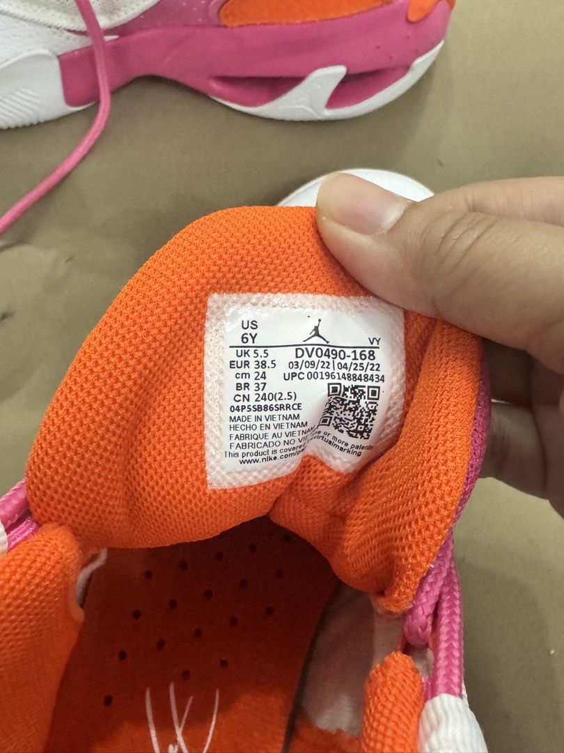 Jordan Max Aura 3 - White/Pink/Orange (Category: Sneakers) located in Rizal. Submitted by stashbyalexa (Listing ID 1431022806, Image 3). Description: UK 5.5 US 6Y.