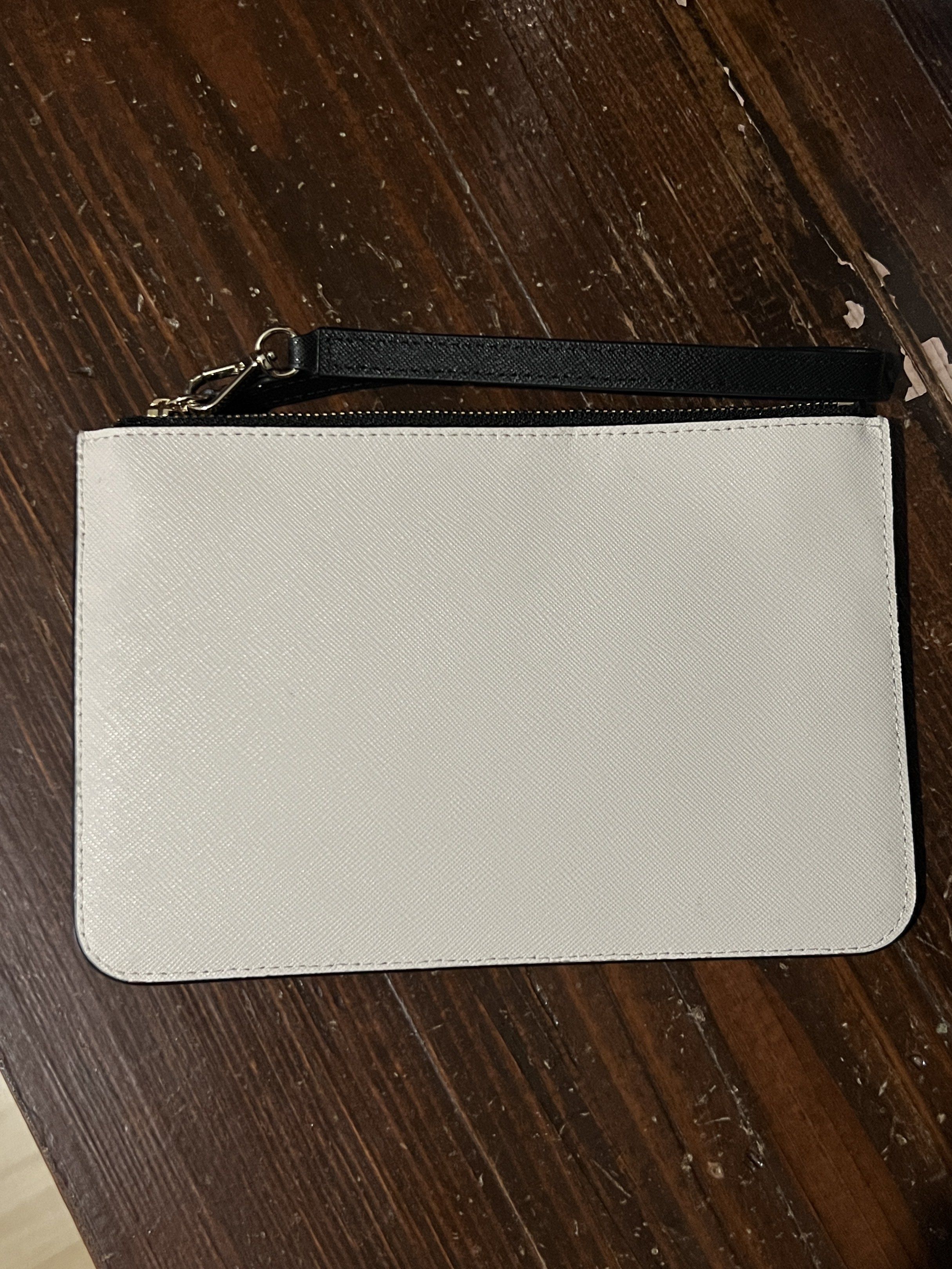 Kate Spade Wristlet (Category: Clutches) located in Quezon City. Submitted by rheisells_ (Listing ID 1431129910, Image 3). Description: .