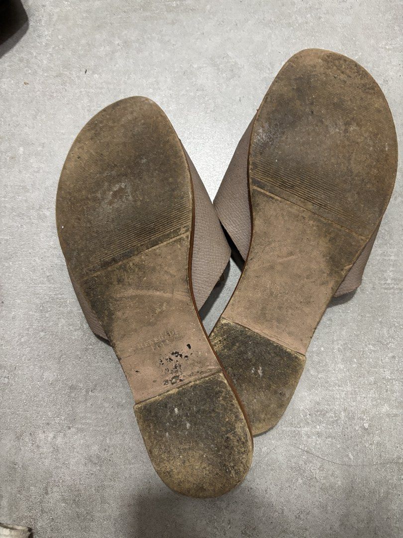 Leather Sandals with Bow Detail (Category: Flats & Sandals) located in Bacolod City. Submitted by kgsbacolod (Listing ID 1431033183, Image 3). Description: Signs of wear. Leather still intact. .