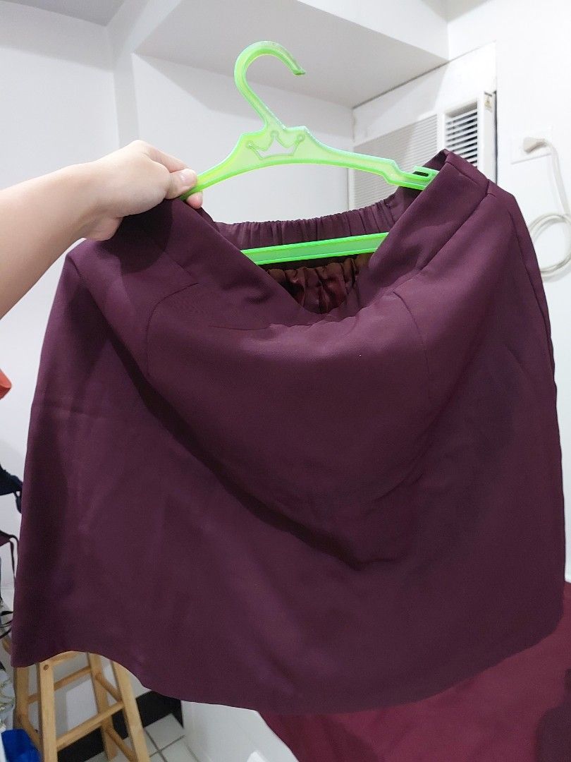 Maroon vest and skirt coord office set (Category: Sets or Coordinates) located in Mandaluyong City. Submitted by declutterwithkinah (Listing ID 1431110844, Image 2). Description: -fits small to medium -no issue, rfs lost weight and not being used anymore.