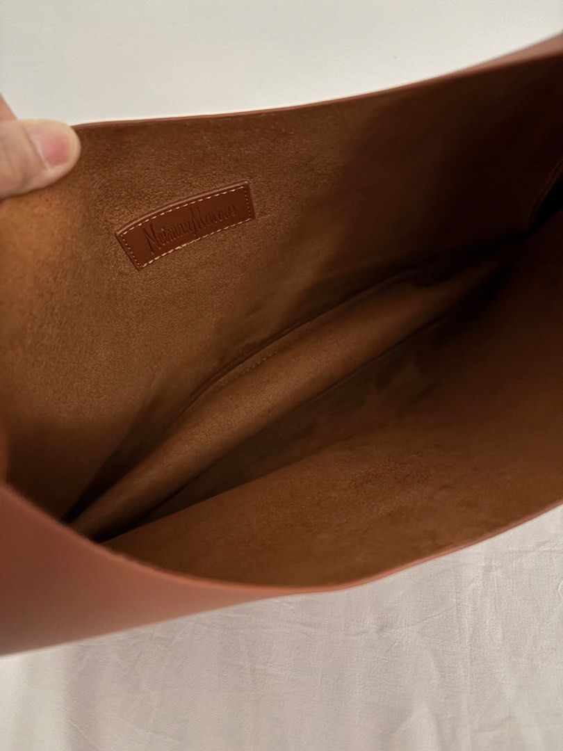 Neiman markus (Category: Tote Bags) located in Muntinlupa City. Submitted by goldlevel (Listing ID 1431131129, Image 3). Description: Original leather from USA .
