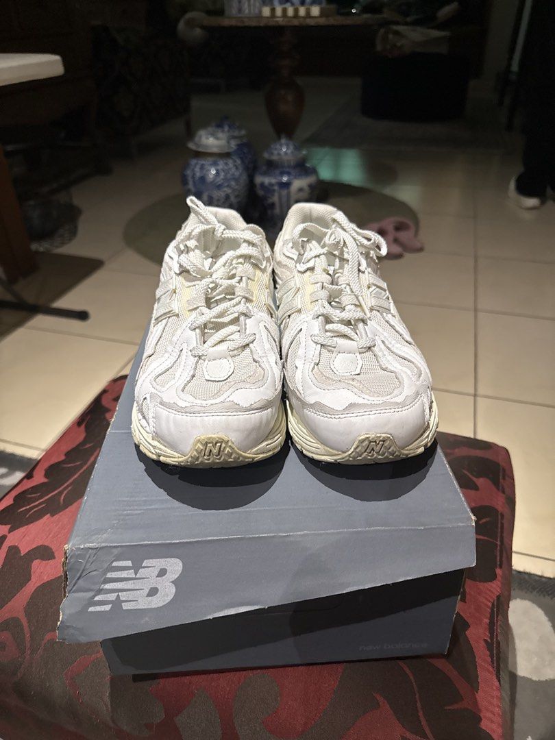 New Balance M1906DE White Sneakers (Category: Sneakers) located in Makati City. Submitted by jmbvs (Listing ID 1431151895, Image 2). Description: Negotionable US 11.