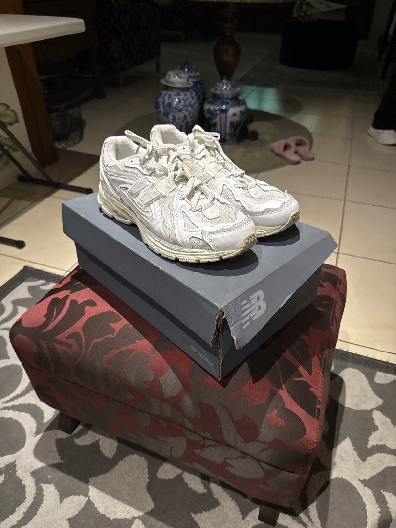New Balance M1906DE White Sneakers (Category: Sneakers) located in Makati City. Submitted by jmbvs (Listing ID 1431151895, Image 1). Description: Negotionable US 11.