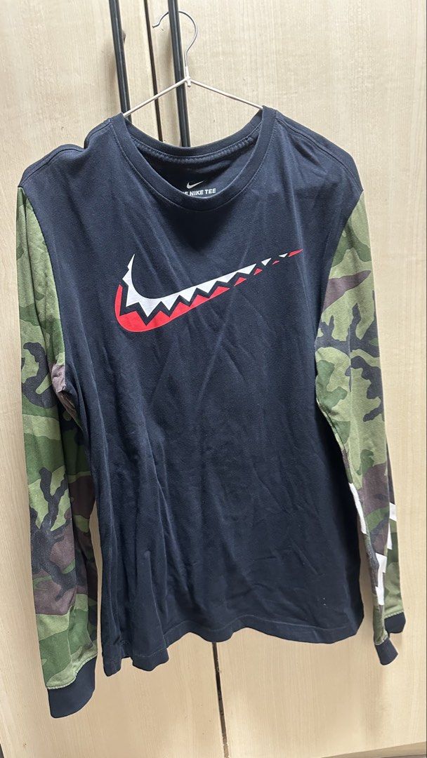 Nike Long Sleeve Camo Tee (Category: Tshirts & Polo Shirts ) located in Valenzuela. Submitted by jam0816 (Listing ID 1431173018, Image 1). Description: Authentic Black Nike long sleeve tee with a large Nike logo on the front. Features camo print sleeves. The shirt is a size Large. Bought in Nike Podium.