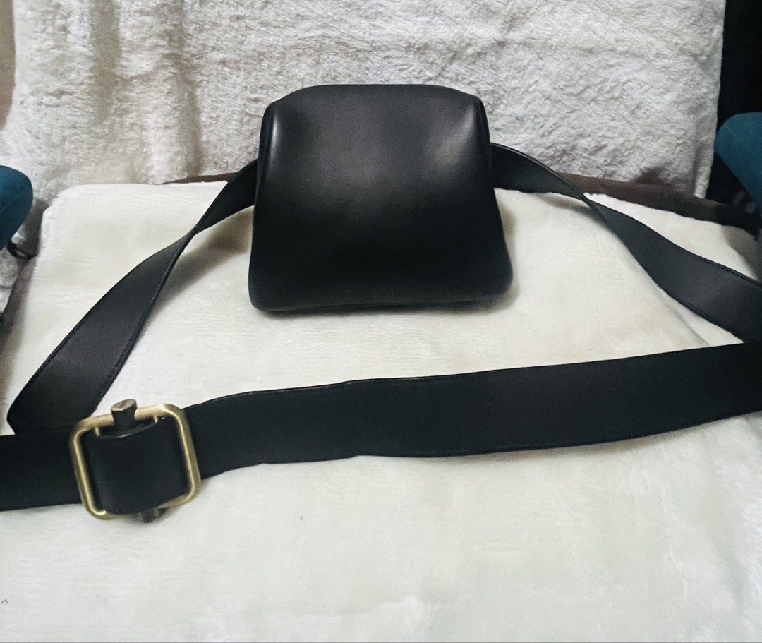 OSOI Mini Brot Bag - Black (Category: Ear Care) located in Mandaue City. Submitted by chuchi152615 (Listing ID 1430983923, Image 1). Description: .