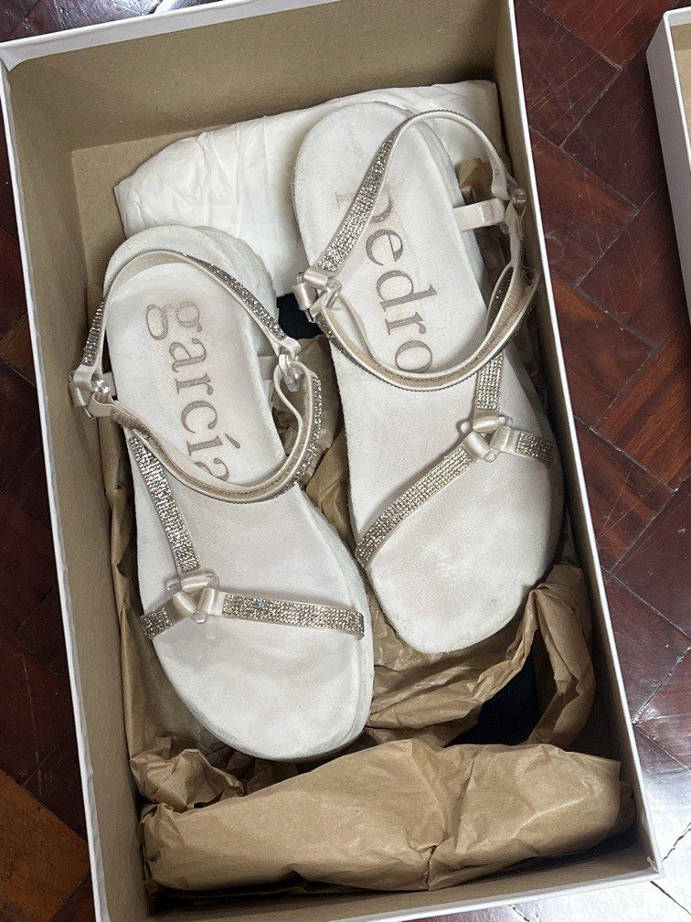 Pedro (Category: Sneakers & Footwear) located in Quezon City. Submitted by whatever_88 (Listing ID 1431055467, Image 3). Description: 42,800 original price nakaka sexy ma linis sa paa .. complete with box and dust bag .