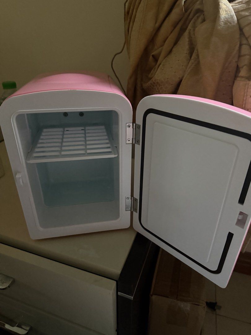 Pink Mini Fridge (Category: Refrigerators and Freezers) located in Paranaque City. Submitted by emshop_sandy (Listing ID 1431008358, Image 1). Description: .