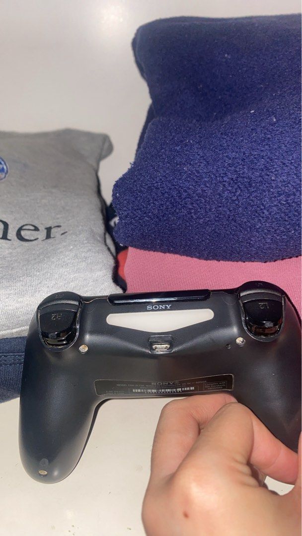 Playstation 4 controller (Category: Controllers) located in Manila. Submitted by rafaeltamb58464 (Listing ID 1431132358, Image 2). Description: .