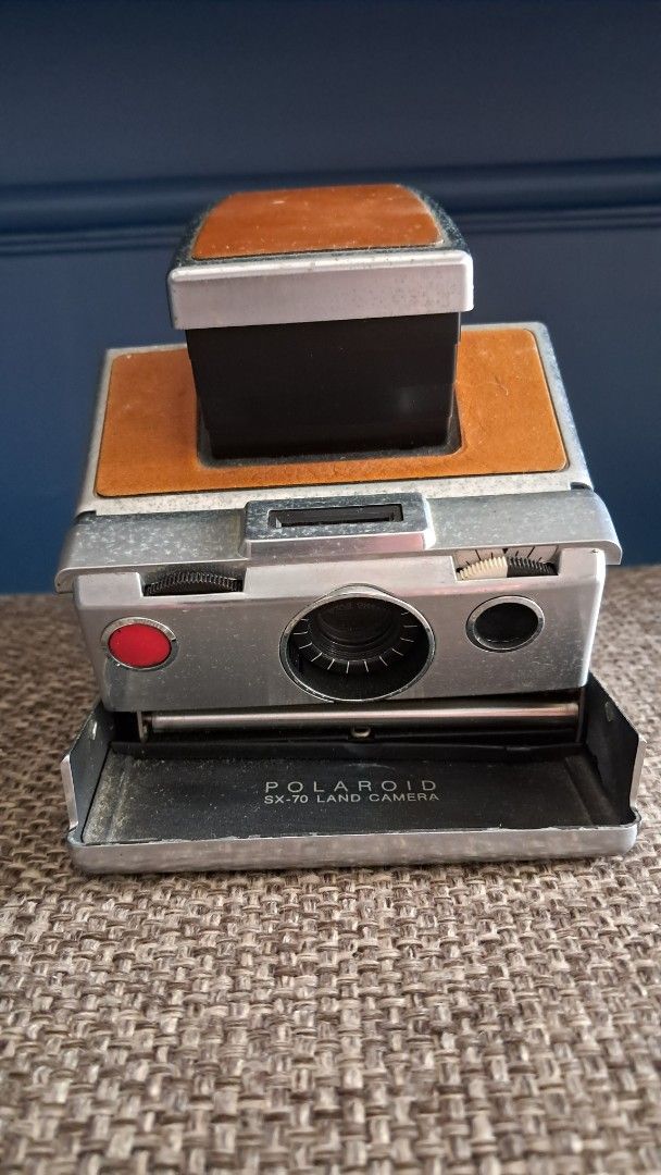 POLAROID SX 70 (Category: Cameras) located in Santa Rosa. Submitted by majanice (Listing ID 1431020081, Image 1). Description: Polaroid SX 70 great addition to collection not working for parts .