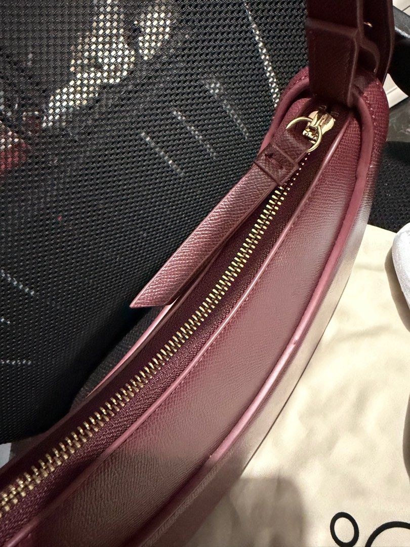 Poléne Numero Dix Bag (Category: Shoulder Bags) located in Quezon City. Submitted by gil_preloved (Listing ID 1431149948, Image 3). Description: Polene Numero Dix in Burgundy No other flaws besides the leather lining scratch at the bottom. Inclusions: With dust bag and unused crossbody strap Rfs: Eyeing another bag :)) made in viet not auth.