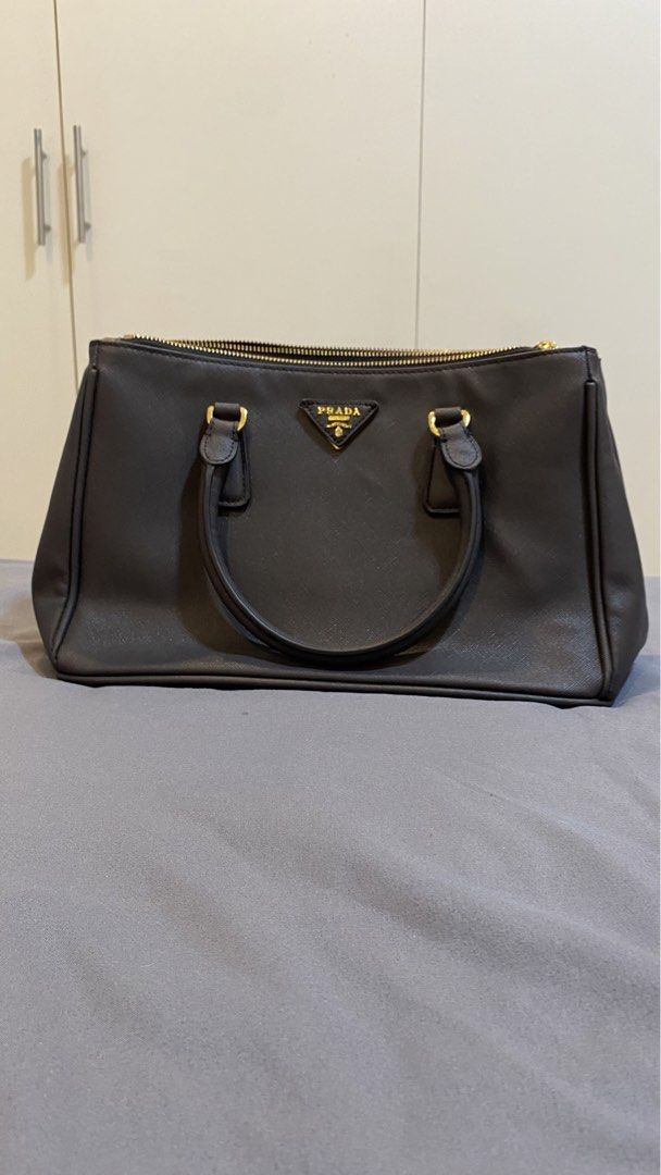 Prada Dark Gray Saffiano Lux Leather Double Zip Tote (Category: Luxury Bags & Wallets) located in Cavite. Submitted by fantastikpinay (Listing ID 1431086880, Image 3). Description: -mop gotyme/maribank/maya -mod jnt/lalamove or meetup within imus/bacoor -negotiable rfs- need funds and di na nagagamit.