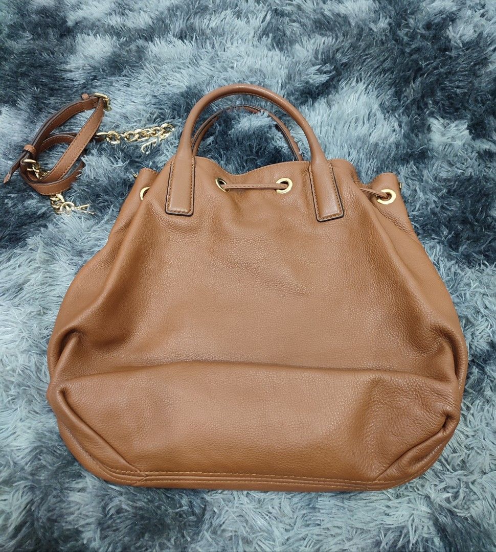 Preloved Authentic Michael Kors Two Way Bag (Category: Luxury Bags & Wallets) located in Bulacan. Submitted by mandjays (Listing ID 1431030592, Image 2). Description: Rush Sale!!! Excellent condition. Rfs. Need funds Negotiable..