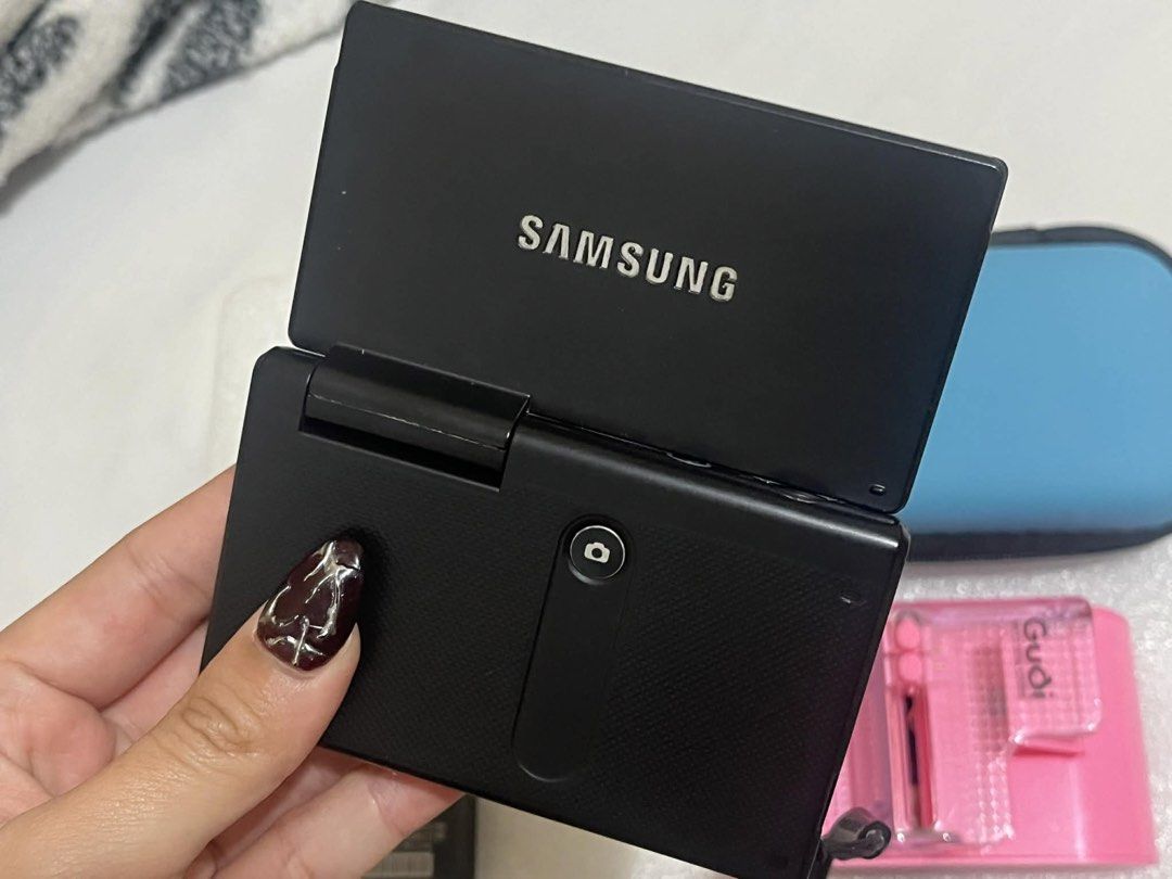RARE Samsung mv800 in black (Category: Cameras) located in Manila. Submitted by blingtrend33918 (Listing ID 1430987645, Image 2). Description: RARE • SAMSUNG MV800 Flip Camera P 10,000 (9/10) Sign of use only pero no functional issues. FEATURES: ✨ Easy to carry anywhere ✨ 5x zoom ✨ 16.1MP Resolution ✨Touchscreen LCD ✨ Beauty shot cam, built in filters, and many moreeee! ✨ Check some tiktok videos :) ISSUES: NONE, as in okay na okay pa siya. Inclu