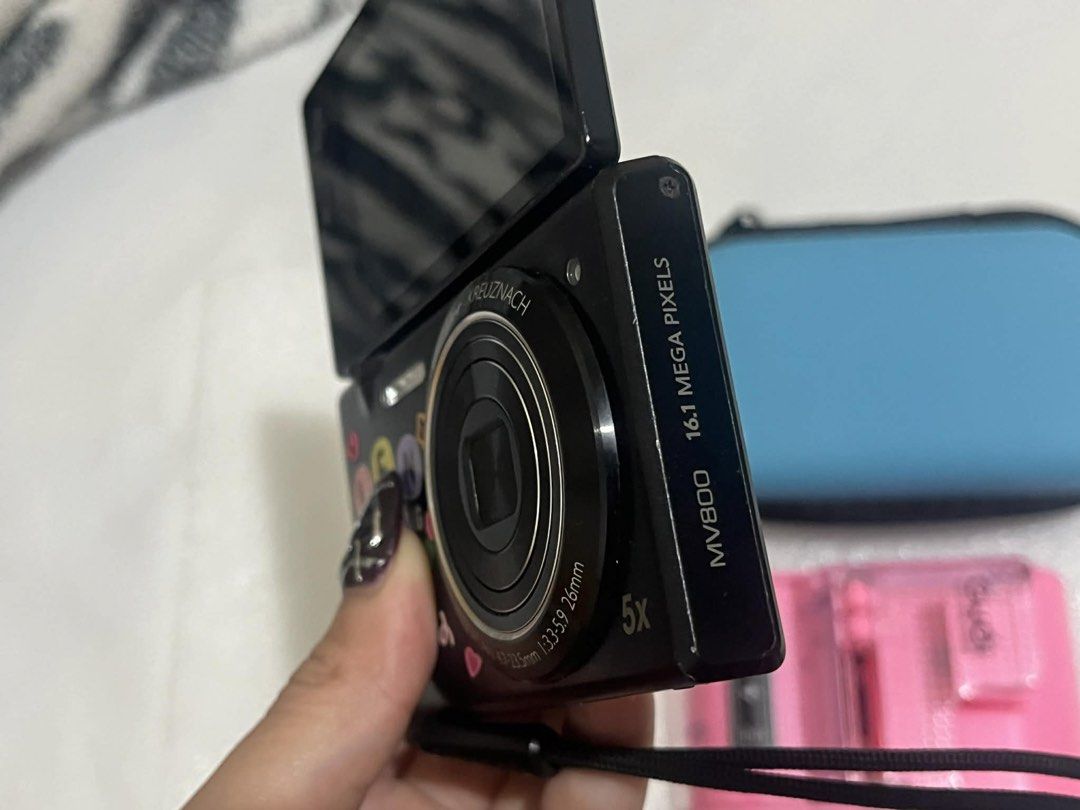 RARE Samsung mv800 in black (Category: Cameras) located in Manila. Submitted by blingtrend33918 (Listing ID 1430987645, Image 3). Description: RARE • SAMSUNG MV800 Flip Camera P 10,000 (9/10) Sign of use only pero no functional issues. FEATURES: ✨ Easy to carry anywhere ✨ 5x zoom ✨ 16.1MP Resolution ✨Touchscreen LCD ✨ Beauty shot cam, built in filters, and many moreeee! ✨ Check some tiktok videos :) ISSUES: NONE, as in okay na okay pa siya. Inclu
