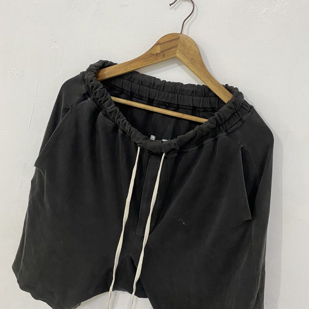 Rick owens pod shorts (Category: Shorts) located in Las Pinas. Submitted by declutter_thing69 (Listing ID 1431044485, Image 2). Description: Rick owens pod shorts no washtag 26 waist stretchable 21 length.