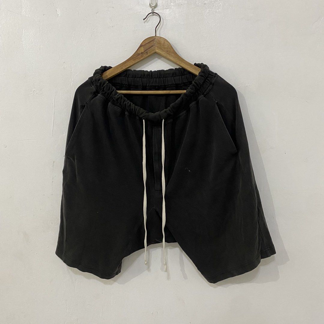 Rick owens pod shorts (Category: Shorts) located in Las Pinas. Submitted by declutter_thing69 (Listing ID 1431044485, Image 1). Description: Rick owens pod shorts no washtag 26 waist stretchable 21 length.