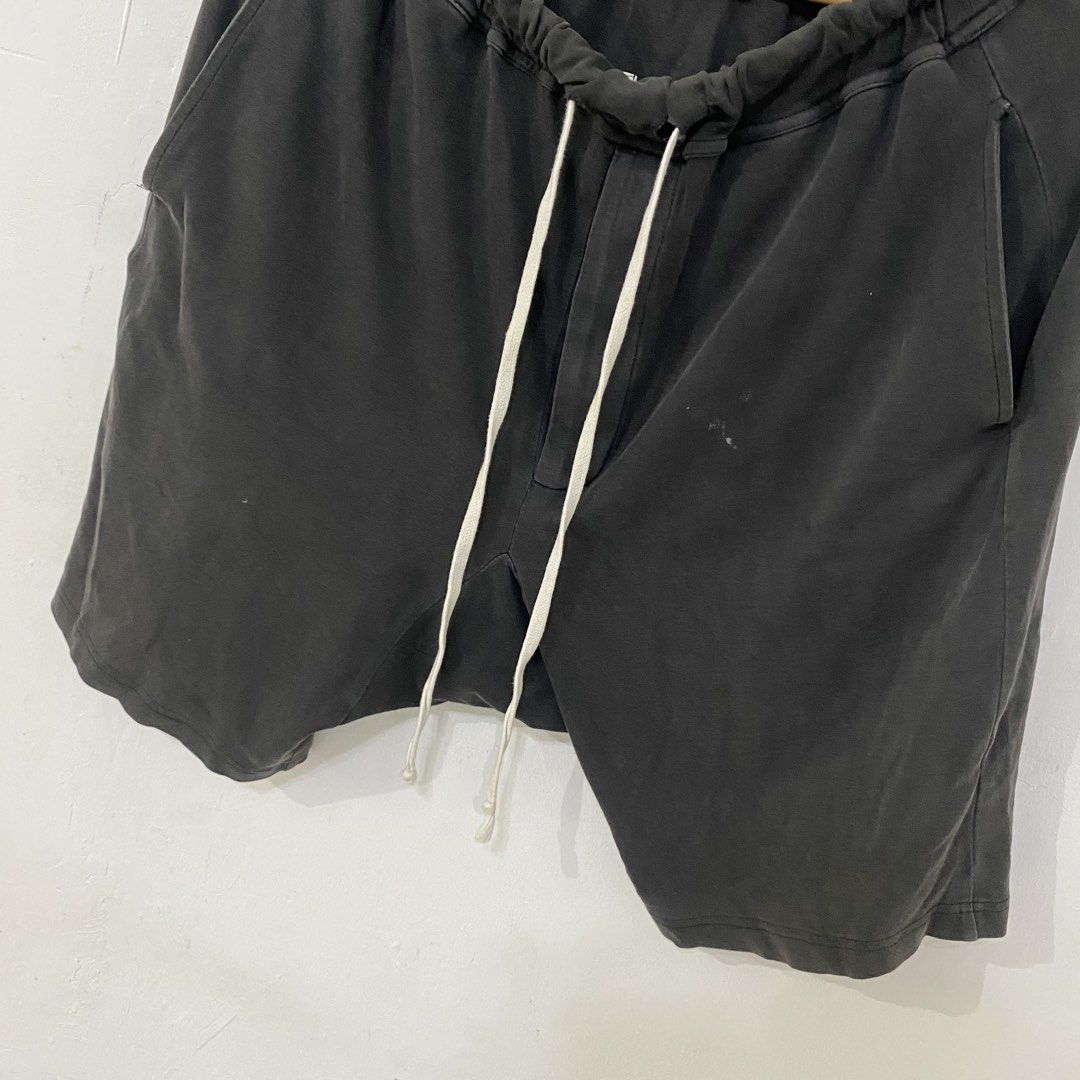 Rick owens pod shorts (Category: Shorts) located in Las Pinas. Submitted by declutter_thing69 (Listing ID 1431044485, Image 3). Description: Rick owens pod shorts no washtag 26 waist stretchable 21 length.