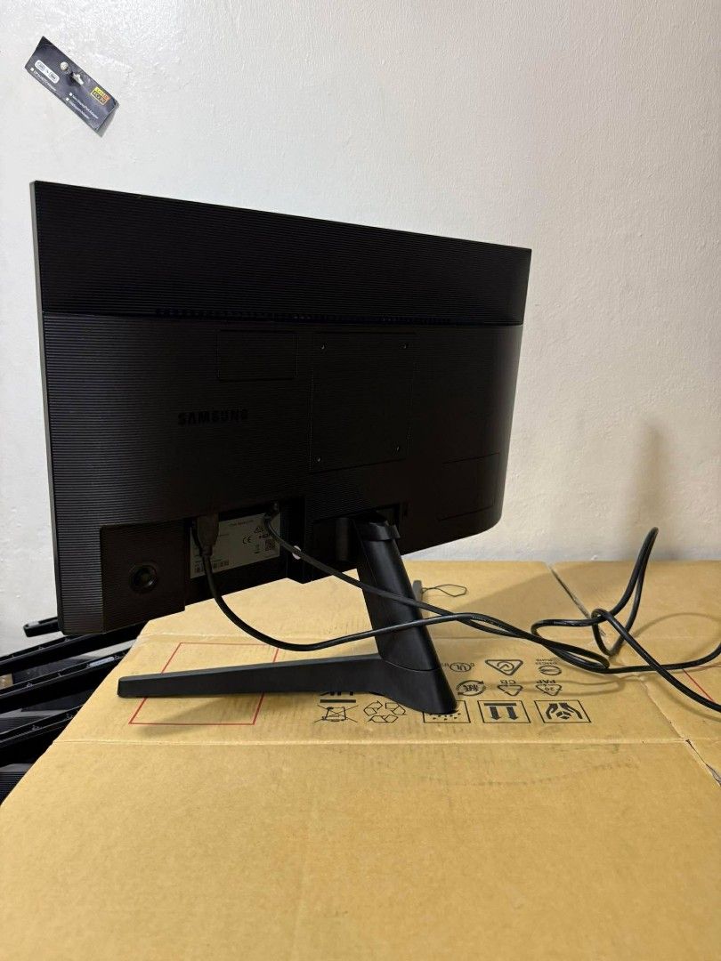 Samsung Monitor (Category: Monitor Screens) located in Manila. Submitted by lhainelovi66401 (Listing ID 1431179324, Image 3). Description: Samsung 24 inches frameless HDMI and VGA ports 1920 x 1080 resolution 75 HZ With power adapter 💸💸 2,800 only Location: San Andres bukid manila Pick up or deliver cod.