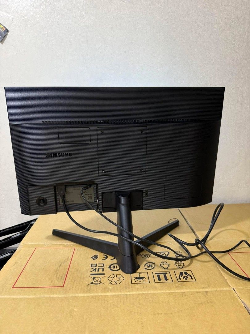 Samsung Monitor (Category: Monitor Screens) located in Manila. Submitted by lhainelovi66401 (Listing ID 1431179324, Image 2). Description: Samsung 24 inches frameless HDMI and VGA ports 1920 x 1080 resolution 75 HZ With power adapter 💸💸 2,800 only Location: San Andres bukid manila Pick up or deliver cod.