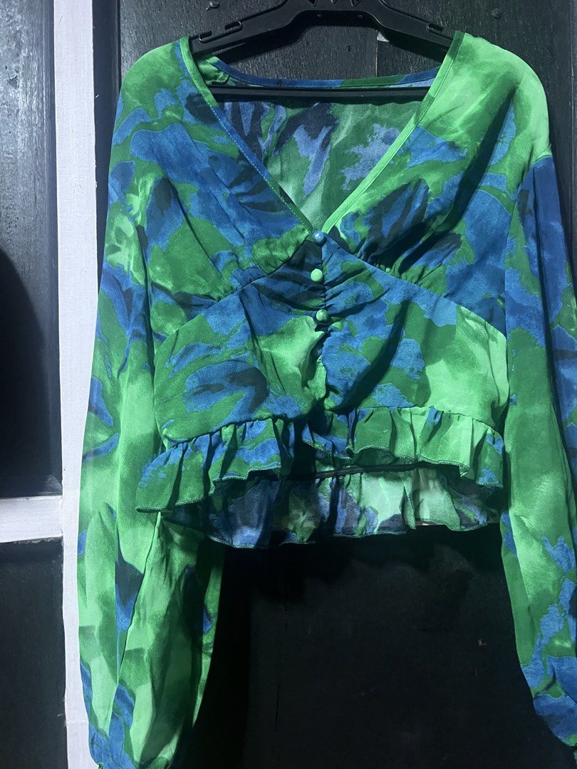 Shein Green Longsleeve Top (Category: Blouses) located in Malabon City. Submitted by cecepicks (Listing ID 1431125132, Image 2). Description: .