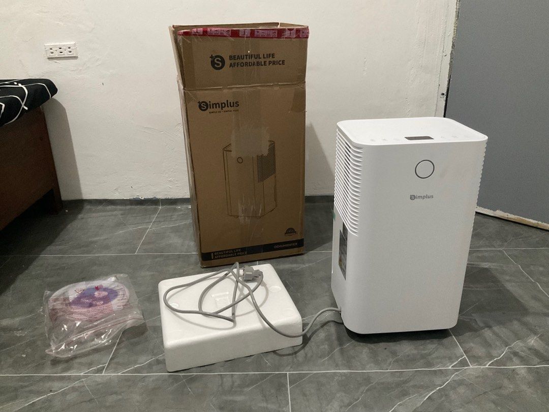 SIMPLUS COMPRESSOR DEHUMIDIFIER (Category: Air Purifiers & Dehumidifiers) located in Quezon City. Submitted by glycerinne (Listing ID 1431167339, Image 1). Description: Only used for 8 hours. Comes with original packaging, drain tube and menu. Plug and play, ready to use! Can help with clothes drying, lowering humidity on rainy season, mold prevention and wood rot. Automatic, Clothes Drying, and Sleep mode RFS: Equipment is too powerful and room 